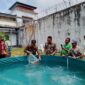 Kalapas Batam melepas ikan tawar pada Kamis (22/2/2023). Foto:Dok/Lapas Batam