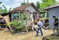 Rumah Kusairi (53) warga Dusun Timur, Desa Nyalabu Daja, Kecamatan Pamekasan, porak poranda diduga dibom orang tak dikenal pada Senin (19/2/2024) dini hari lalu. Matapedia6.com/Net.Kompas.com