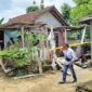 Rumah Kusairi (53) warga Dusun Timur, Desa Nyalabu Daja, Kecamatan Pamekasan, porak poranda diduga dibom orang tak dikenal pada Senin (19/2/2024) dini hari lalu. Matapedia6.com/Net.Kompas.com