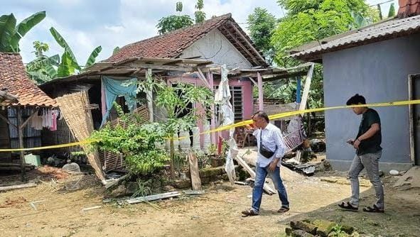 Rumah Kusairi (53) warga Dusun Timur, Desa Nyalabu Daja, Kecamatan Pamekasan, porak poranda diduga dibom orang tak dikenal pada Senin (19/2/2024) dini hari lalu. Matapedia6.com/Net.Kompas.com