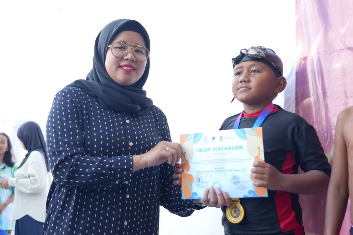 Ketua KONI Batam Rani memberikan piagam ke peserta. Foto:Dok/DN-matapedia6