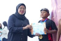 Ketua KONI Batam Rani memberikan piagam ke peserta. Foto:Dok/DN-matapedia6