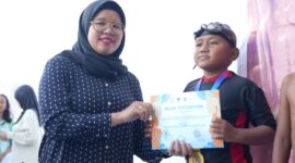 Ketua KONI Batam Rani memberikan piagam ke peserta. Foto:Dok/DN-matapedia6