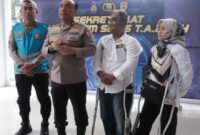 As SDM Kapolri, Irjen Dedi Prasetyo saat melakukan foto dengan dua peserta disabilitas yang lolos tahap akhir proses rekrutmen SIPSS Polri. Matapedia6.com/ Istimewa
