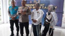 As SDM Kapolri, Irjen Dedi Prasetyo saat melakukan foto dengan dua peserta disabilitas yang lolos tahap akhir proses rekrutmen SIPSS Polri. Matapedia6.com/ Istimewa