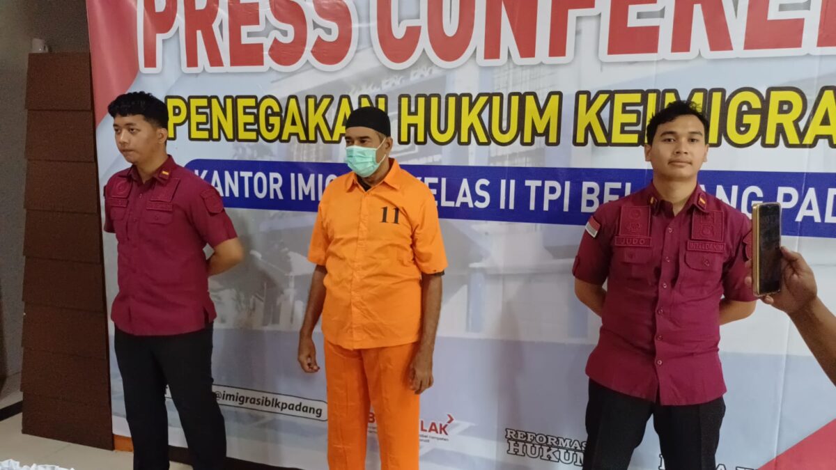 Imigrasi kelas II TPI Belakang Padang menangkap WNA asal Bangladesh yang sudah tinggal 20 tahun di Batam dan memiliki KTP Batam, Tersangka MH ditangkap saat mengurus paspor pada Desember 2023 lalu. Matapedia6.com/ Luci