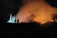 Pemadam kebakaran tengah berjibaku padamkan api, Minggu (25/2/2024) malam. Foto:Dok/Damkar Batam