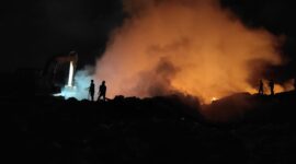 Pemadam kebakaran tengah berjibaku padamkan api, Minggu (25/2/2024) malam. Foto:Dok/Damkar Batam