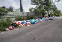 Tumpukan sampah berserakan di jalan raya Dapur 12, Kelurahan Sei Pelunggut, Sagulung, Senin (26/2/2024). Foto:Ramadan/matapedia6