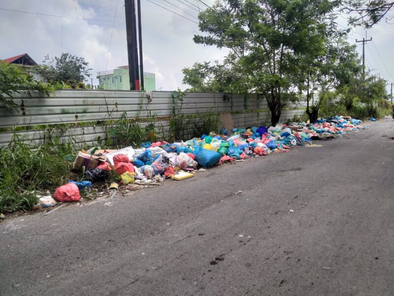 Tumpukan sampah berserakan di jalan raya Dapur 12, Kelurahan Sei Pelunggut, Sagulung, Senin (26/2/2024). Foto:Ramadan/matapedia6