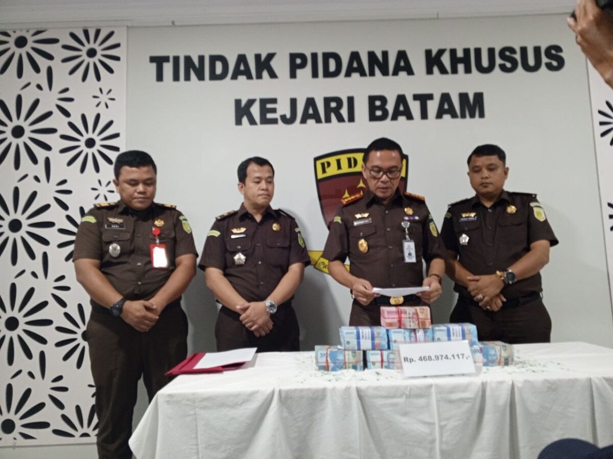 Kejaksaan negeri Batam, terima pengembaliam uang dari keluarga terpidana kasus Korupsi Mantan Kepsek SMKN 1 Batam, Lea Lindrawijaya, Selasa (27/2/2024) sekitar pukul 11.30WIB. Matapedia6.com/ Luci