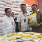 Kepala BI Kepri bersama Gubernur Kepri dalam melihat ketersediaan beras Bulog, Selasa (27/2/2024). Foto:Dok/BI 
