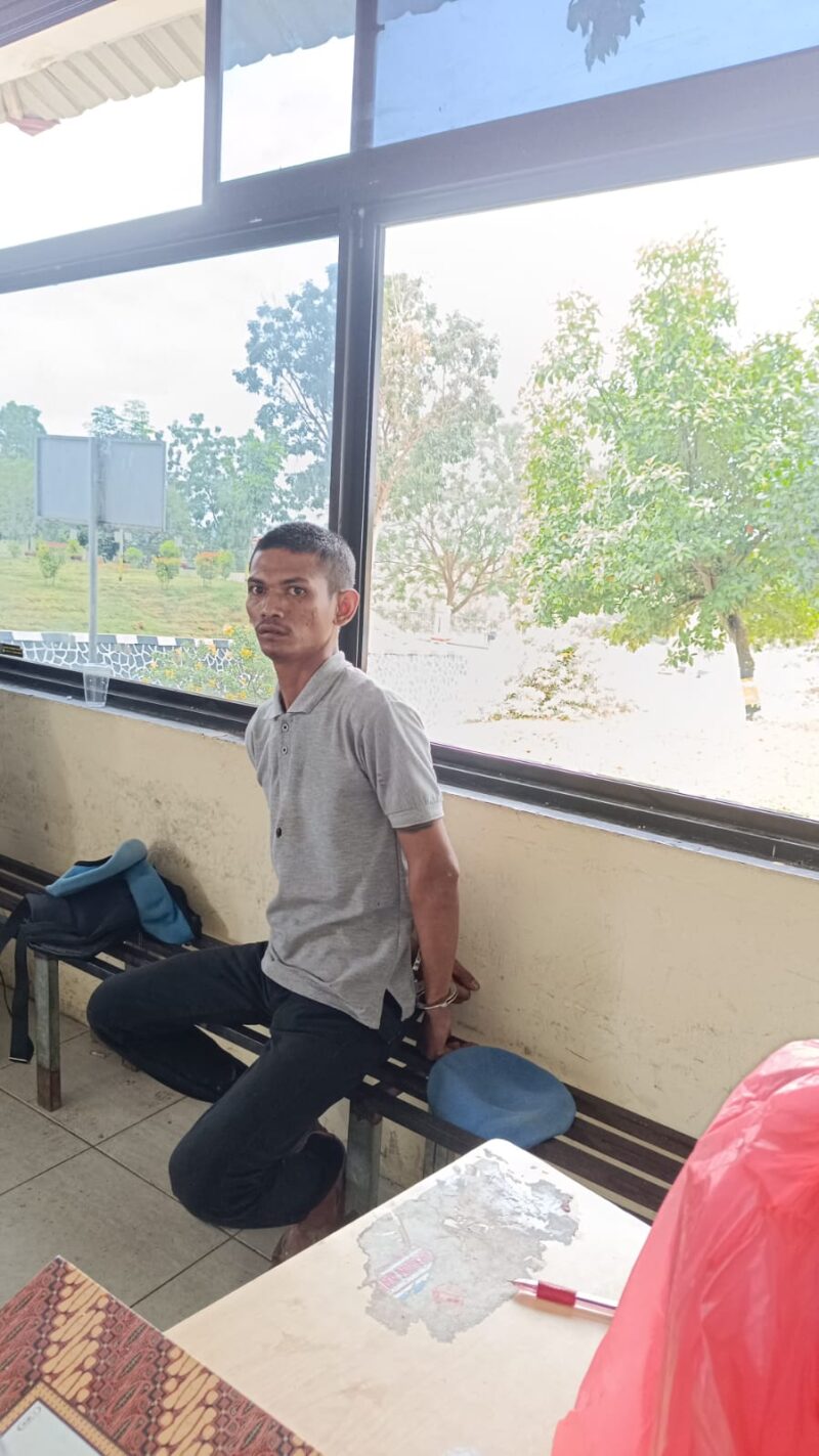 Pelaku penganiayaan debt Collector di Batam saat diamankan di pos penjagaan Polda Kepri, Selasa (28/2/2024). Matapedia6.com/ Dok Polsek