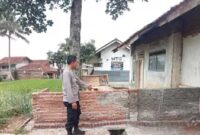 Caleg gagal jadi anggota dewan. Tutup akses warga yang melintas dari samping rumah orang tuanya dengan membangun tembok setinggi pinggang orang dewasa. Matapedia6.com/ Istimewa