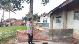Caleg gagal jadi anggota dewan. Tutup akses warga yang melintas dari samping rumah orang tuanya dengan membangun tembok setinggi pinggang orang dewasa. Matapedia6.com/ Istimewa