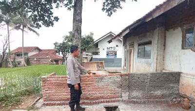 Caleg gagal jadi anggota dewan. Tutup akses warga yang melintas dari samping rumah orang tuanya dengan membangun tembok setinggi pinggang orang dewasa. Matapedia6.com/ Istimewa