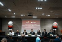 Direktur Network & IT Solustion Telkom Herlan Wijanarko, Direktur Keuangan & Manajemen Risiko Telkom Heri Supriadi, Direktur Enterprise Business Telkom FM Venusiana beserta jajaran manajemen Huawei dalam acara penandatanganan kerja sama untuk percepatan adopsi pemanfaatan Artificial Intellingence (AI) untuk dunia usaha antara Telkom dan Huawei, dalam acara Mobile World Congress 2024 di Barcelona, beberapa waktu lalu. Matapedia6.com/ Dok Telkom