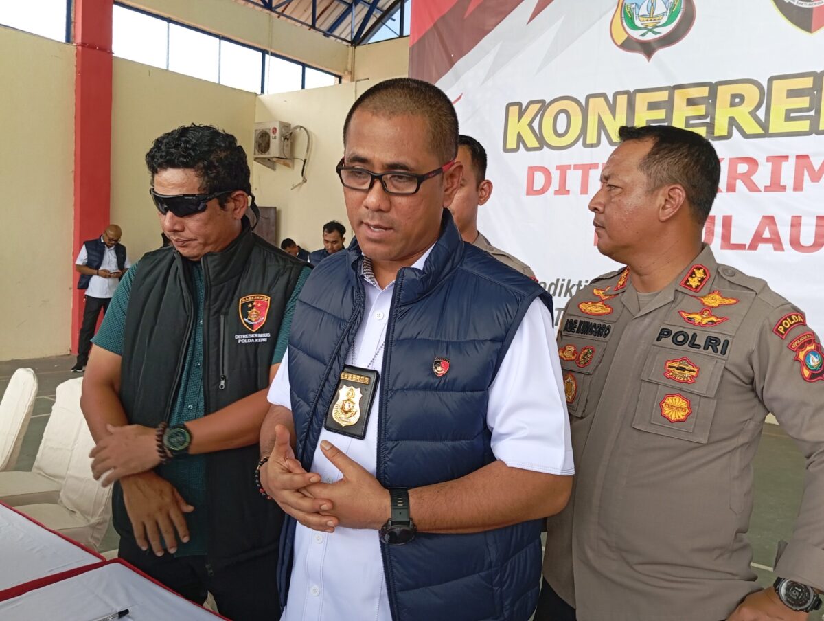 Dirreskrimsus Polda Kepri Kombes Pol Putu Yudha Prawira didampingi Wadirreskrimsus Polda Kepri AKBP Ade Kuncoro Ridwan, Kasubdit 4 Tipidter Ditreskrimsus Polda Kepri Kompol Zamrul Aini, Kasubdit 5 Cyber Ditreskrimsus Polda Kepri AKBP Henry Andar H. Sibarani, dan PS. Paur 2  Subbid Penmas Bidhumas Polda Kepri Ipda Mahardika Sidik, pada saat konferensi pers di Hanggar Cakra Buana Samapta Pilda Kepri. Selasa (6/2/2024). Matapedia6.com/ Ramadan