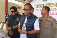 Dirreskrimsus Polda Kepri Kombes Pol Putu Yudha Prawira didampingi Wadirreskrimsus Polda Kepri AKBP Ade Kuncoro Ridwan, Kasubdit 4 Tipidter Ditreskrimsus Polda Kepri Kompol Zamrul Aini, Kasubdit 5 Cyber Ditreskrimsus Polda Kepri AKBP Henry Andar H. Sibarani, dan PS. Paur 2  Subbid Penmas Bidhumas Polda Kepri Ipda Mahardika Sidik, pada saat konferensi pers di Hanggar Cakra Buana Samapta Pilda Kepri. Selasa (6/2/2024). Matapedia6.com/ Ramadan