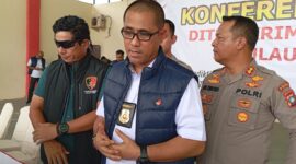 Dirreskrimsus Polda Kepri Kombes Pol Putu Yudha Prawira didampingi Wadirreskrimsus Polda Kepri AKBP Ade Kuncoro Ridwan, Kasubdit 4 Tipidter Ditreskrimsus Polda Kepri Kompol Zamrul Aini, Kasubdit 5 Cyber Ditreskrimsus Polda Kepri AKBP Henry Andar H. Sibarani, dan PS. Paur 2  Subbid Penmas Bidhumas Polda Kepri Ipda Mahardika Sidik, pada saat konferensi pers di Hanggar Cakra Buana Samapta Pilda Kepri. Selasa (6/2/2024). Matapedia6.com/ Ramadan