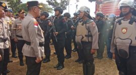 Kapolda Kepri Irjen Pol Yan Fitri Halimansyah cek personel dilapangan utama Polda Kepri sebelum dikirim ke tempat tugas, Jumat (9/2/2024). Matapedia6.com/ Luci