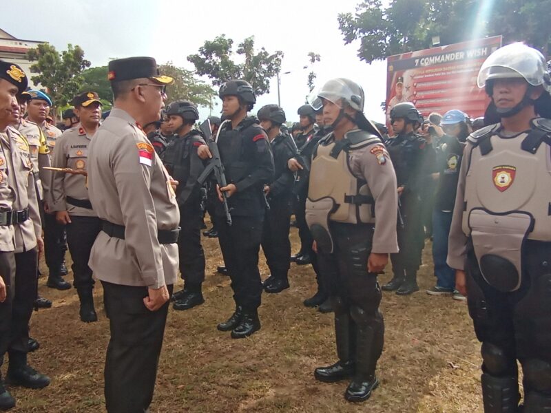 Kapolda Kepri Irjen Pol Yan Fitri Halimansyah cek personel dilapangan utama Polda Kepri sebelum dikirim ke tempat tugas, Jumat (9/2/2024). Matapedia6.com/ Luci