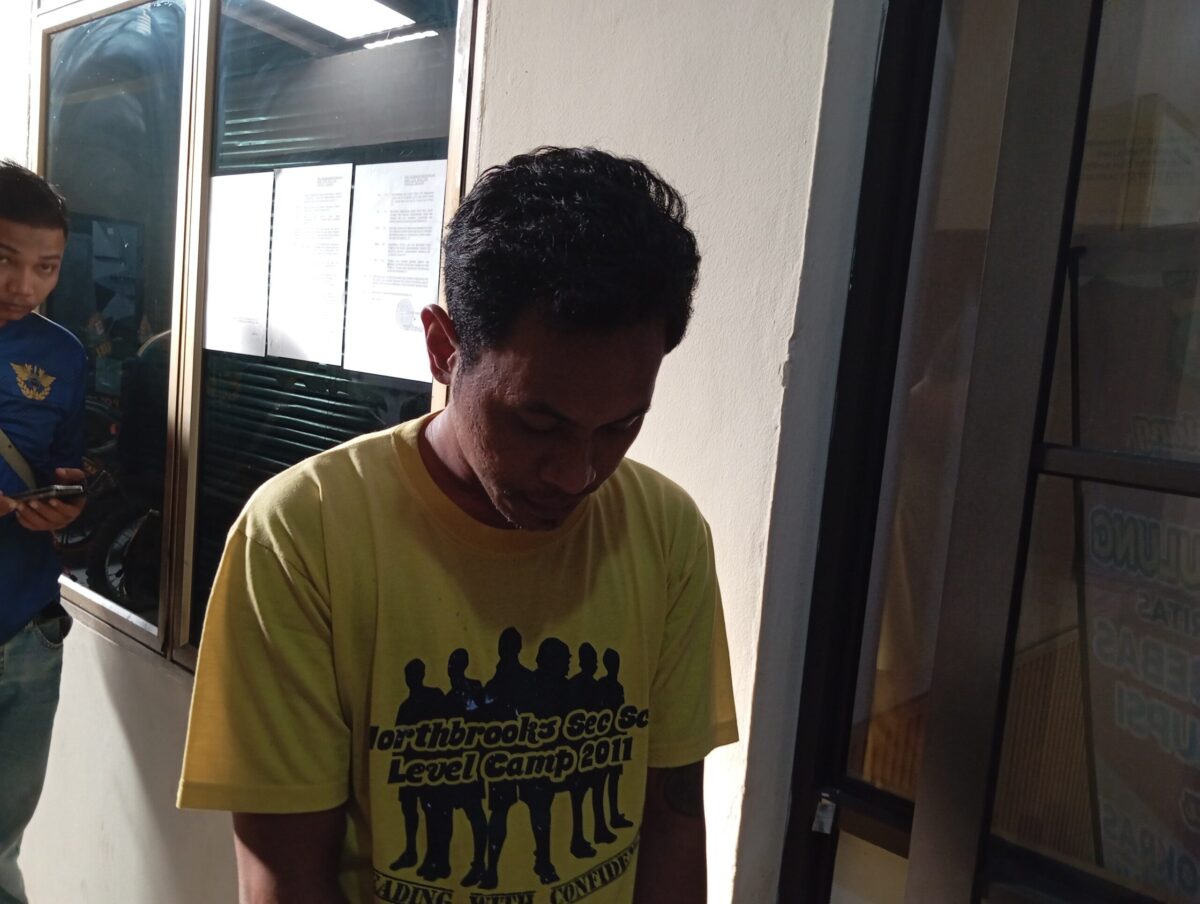 At pelaku pemukulan terhadap bayi nya sendiri berumur 50 hari, sampai harus menjalani perawatan intensif di rumah sakit. Matapedia6.com/ Luci.
