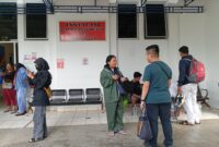 Rekan dan sahabat korban karyawan PT Fuyuan yang meninggal di tempat setelah tertimpa mesin.