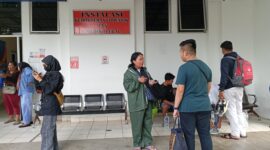 Rekan dan sahabat korban karyawan PT Fuyuan yang meninggal di tempat setelah tertimpa mesin.