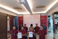 Kanwil Kemenkumham Kepri dan Kanim Batam melihatkan gambar penangkapan pelanggaran WNA dalam jumpa pers, Rabu (21/2/2024). Foto:Rega/matapedia6