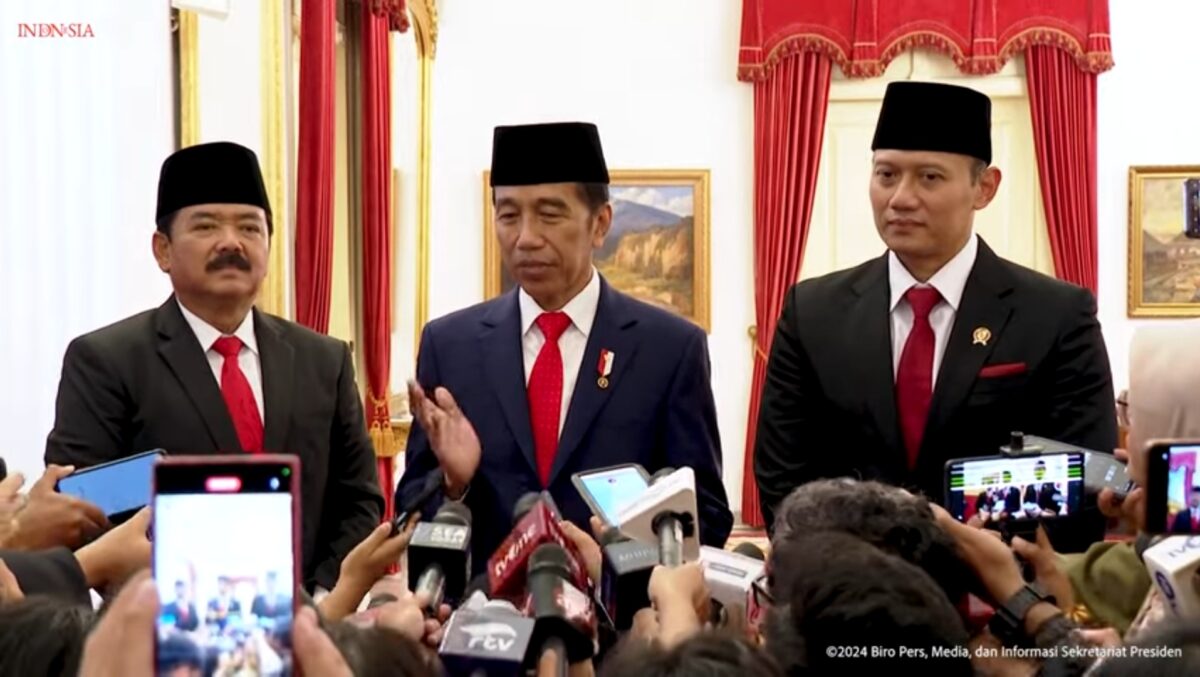 Presiden Republik Indonesia Joko Widodo saat memberikan keterangan pers usai melantik Agus Harimurti Yudhoyono (AHY) anak tertua dari Mantan Presiden ke-6 Republik Indonesia Susilo Bambang Yudhoyo  sebagai menteri Agraria dan Tata Ruang (ATR), Rabu (21/2/2024). Matapedia6.com/ Screenshot YouTube  Sekretariat Negara