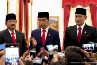 Presiden Republik Indonesia Joko Widodo saat memberikan keterangan pers usai melantik Agus Harimurti Yudhoyono (AHY) anak tertua dari Mantan Presiden ke-6 Republik Indonesia Susilo Bambang Yudhoyo sebagai menteri Agraria dan Tata Ruang (ATR), Rabu (21/2/2024). Matapedia6.com/ Screenshot YouTube Sekretariat Negara