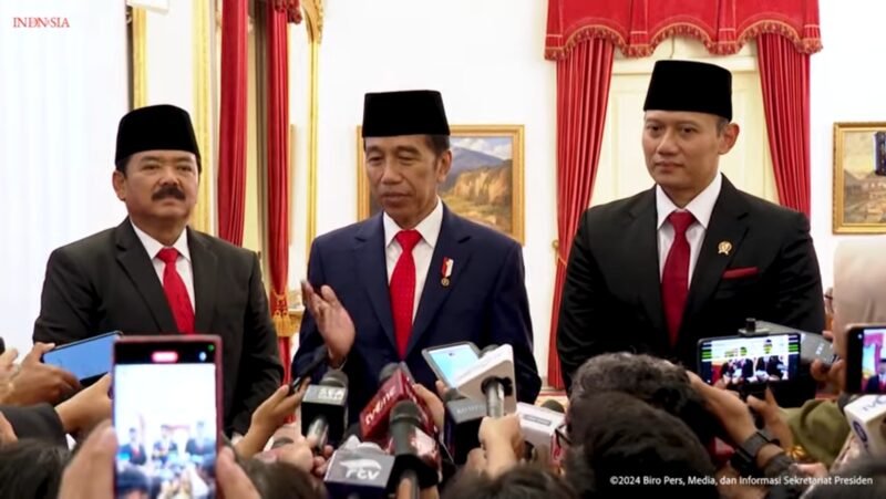 Presiden Republik Indonesia Joko Widodo saat memberikan keterangan pers usai melantik Agus Harimurti Yudhoyono (AHY) anak tertua dari Mantan Presiden ke-6 Republik Indonesia Susilo Bambang Yudhoyo sebagai menteri Agraria dan Tata Ruang (ATR), Rabu (21/2/2024). Matapedia6.com/ Screenshot YouTube Sekretariat Negara