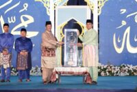 Walikota Batam Muhammad Rudi Serahkan Piala bergilir MTQH ke-32 Tingkat Kota Batam ke Kecematan Sagulung dan diterima oleh Camat Sagulung Muhammad Hafiz, Kamis (7/3/2024).Matapedia6.com/ Diskominfo