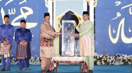 Walikota Batam Muhammad Rudi Serahkan Piala bergilir MTQH ke-32 Tingkat Kota Batam ke Kecematan Sagulung dan diterima oleh Camat Sagulung Muhammad Hafiz, Kamis (7/3/2024).Matapedia6.com/ Diskominfo