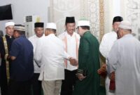 Wali Kota Batam menyalami jemaah setelah selesai melaksanakan salat tarawih di Masjid Sultan Mahmud Riayat Syah, Tanjunguncang, Senin (11/3/2024). Matapedia6.com/ Diskominfo