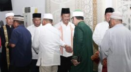 Wali Kota Batam menyalami jemaah setelah selesai melaksanakan salat tarawih di Masjid Sultan Mahmud Riayat Syah, Tanjunguncang, Senin (11/3/2024). Matapedia6.com/ Diskominfo