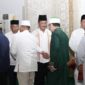 Wali Kota Batam menyalami jemaah setelah selesai melaksanakan salat tarawih di Masjid Sultan Mahmud Riayat Syah, Tanjunguncang, Senin (11/3/2024). Matapedia6.com/ Diskominfo