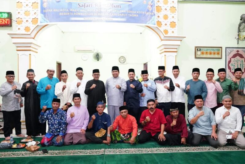 Jefridin Safari Ramadan dengan masyarakat. Foto:Dok/Diskominfo Batam