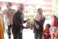 Sekretaris Daerah Batam Jefridin salurkan beras ke warga, Minggu (17/3/2024). Foto:Diskominfo Batam