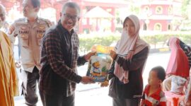 Sekretaris Daerah Batam Jefridin salurkan beras ke warga, Minggu (17/3/2024). Foto:Diskominfo Batam
