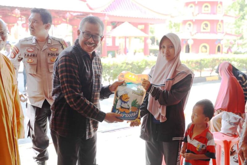 Sekretaris Daerah Batam Jefridin salurkan beras ke warga, Minggu (17/3/2024). Foto:Diskominfo Batam