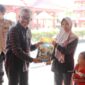 Sekretaris Daerah Batam Jefridin salurkan beras ke warga, Minggu (17/3/2024). Foto:Diskominfo Batam