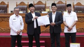 DPRD Batam dan Pemko Batam sepakati ranperda penyelenggaraan pemakaman, Selasa (26/3/2024). Foto:Dok/Diskominfo Batam