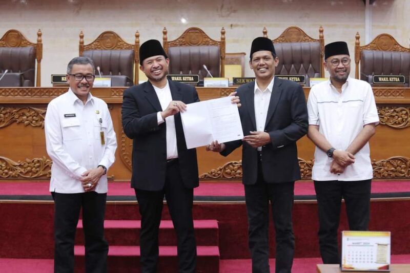 DPRD Batam dan Pemko Batam sepakati ranperda penyelenggaraan pemakaman, Selasa (26/3/2024). Foto:Dok/Diskominfo Batam
