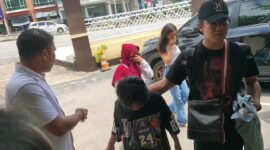 Salah satu pelaku saat diamankan oleh Polsek  Lubuk Baja, Kota Batam, Jumat (1/3/2024). matapedia6.com/ Luci