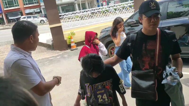 Salah satu pelaku saat diamankan oleh Polsek  Lubuk Baja, Kota Batam, Jumat (1/3/2024). matapedia6.com/ Luci