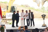 Presiden RI Joko Widodo bersama dengan Kepala Otorita IKN Bambang Susantono Menteri BUMN Erick Thohir, PJ Gubernur Kalimantan Timur Akmal Malik, dan Direktur Utama Telkom Ririek Adriansyah, saat acara Ground breaking Telkom Smart Office di Kawasan Ibu Kota Nusantara (IKN), Penajam Paser Utara, Kalimantan Timur, Jumat (1/3/2024). Matapedia6.com/ Dok.Telkom