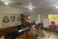 Remaja diduga pelaku penganiayaan terhadap remaja yang videonya viral saat diperiksa polisi di Kantor Polsek Lubuk Baja, Jumat (1/3/2024). Matapedia6.com/ Luci