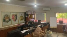 Remaja diduga pelaku penganiayaan terhadap remaja yang videonya viral saat diperiksa polisi di Kantor Polsek Lubuk Baja, Jumat (1/3/2024). Matapedia6.com/ Luci